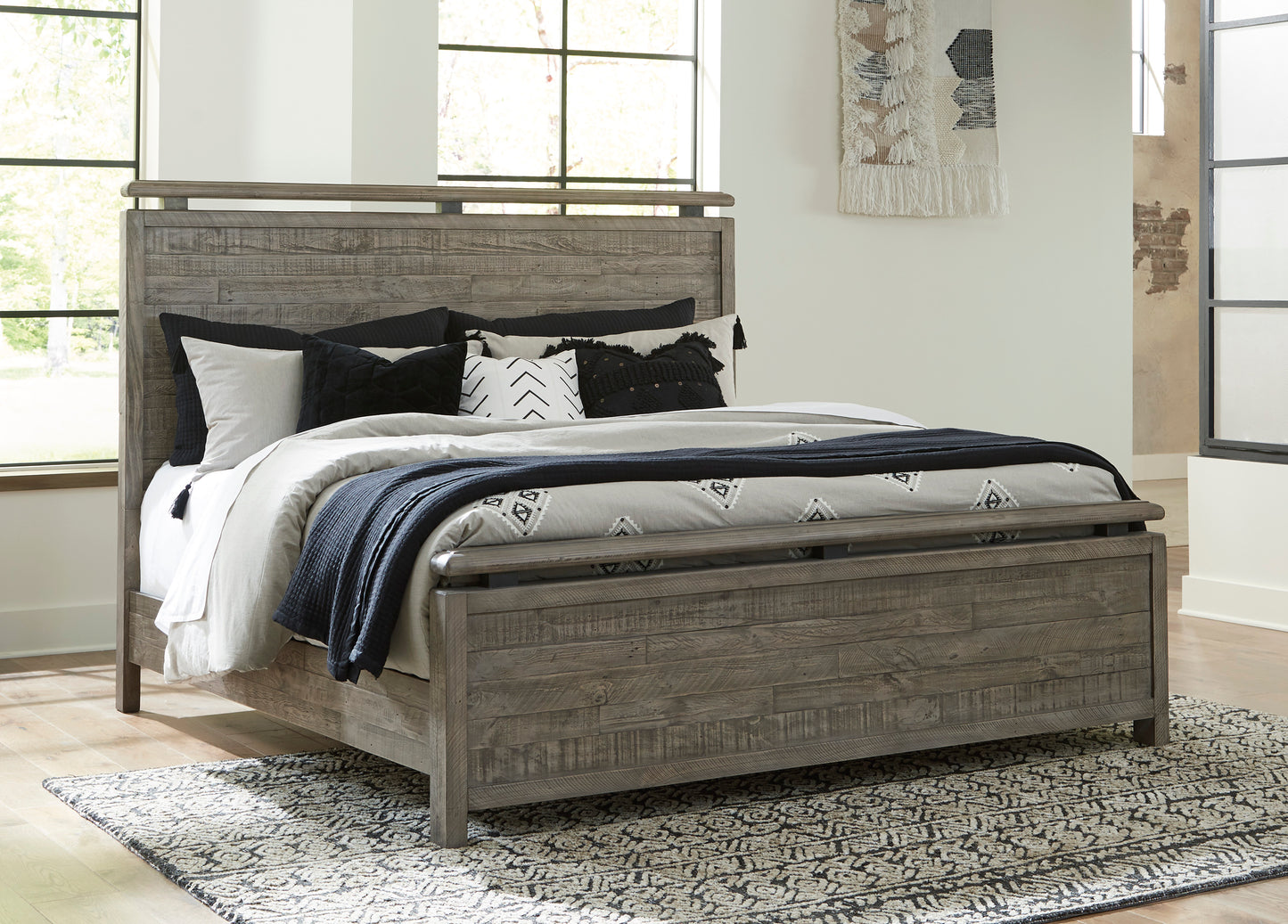 Brennagan Queen Panel Bed *Disco.*