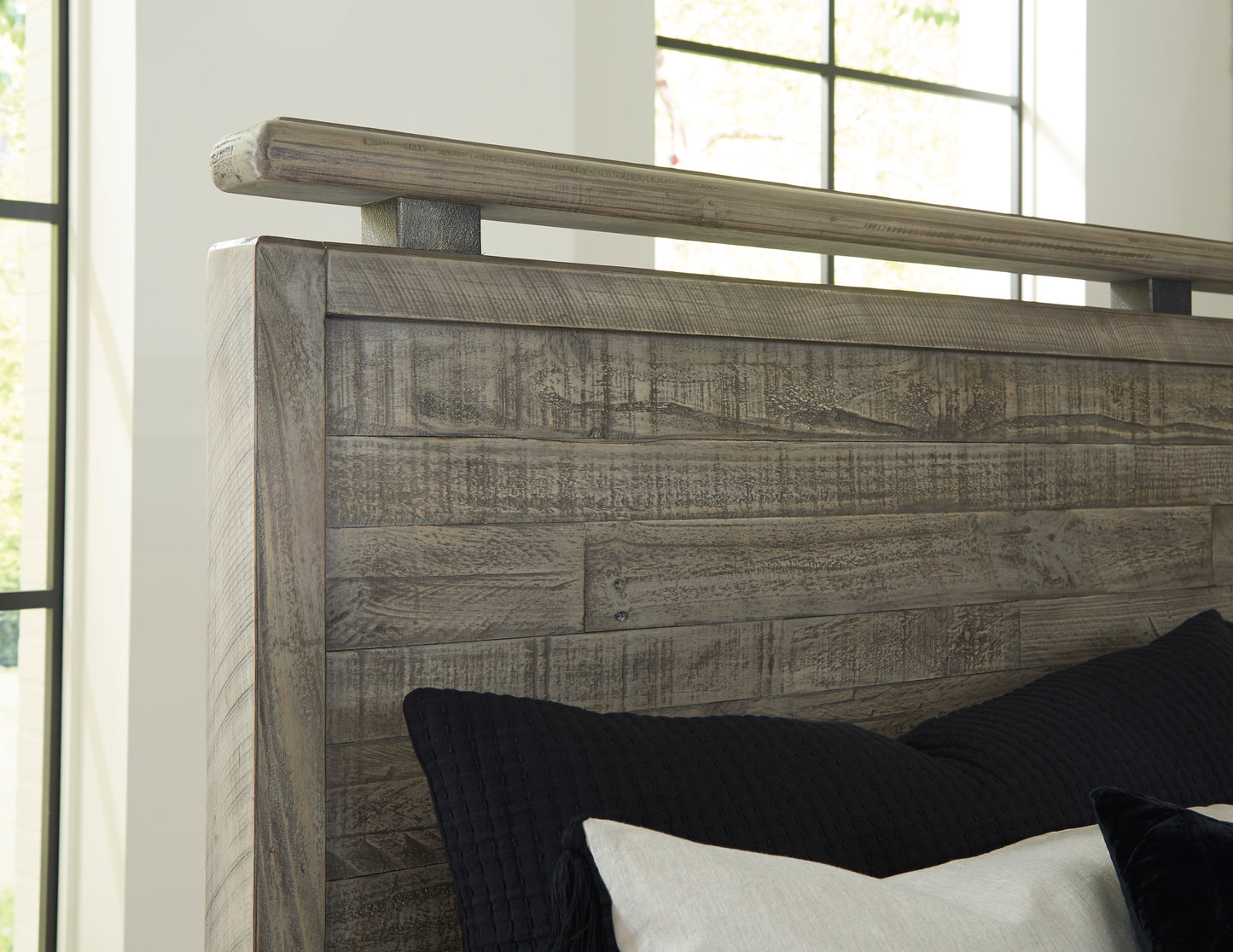Brennagan Queen Panel Bed *Disco.*